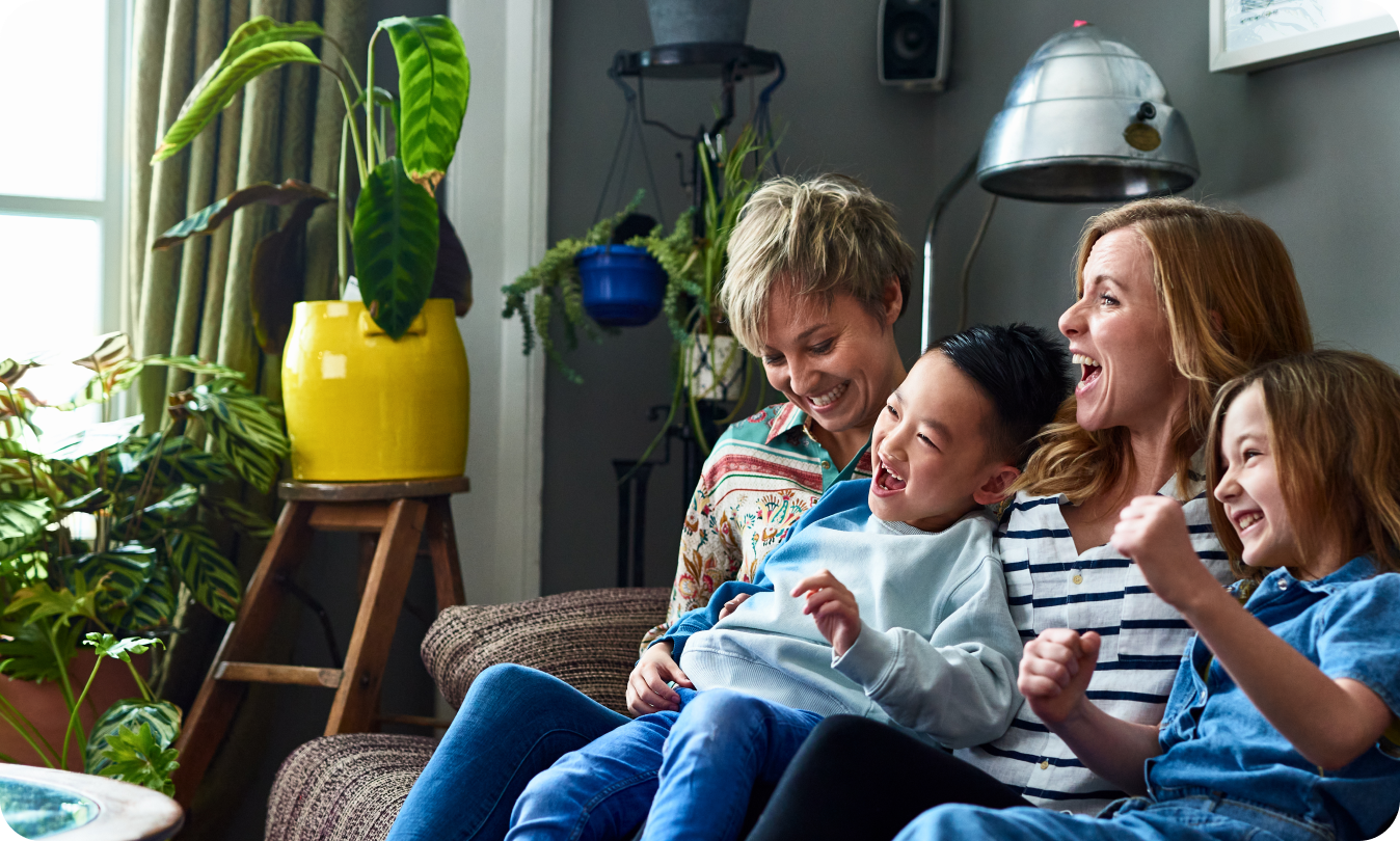 Ouders die lachen met hun kinderen.