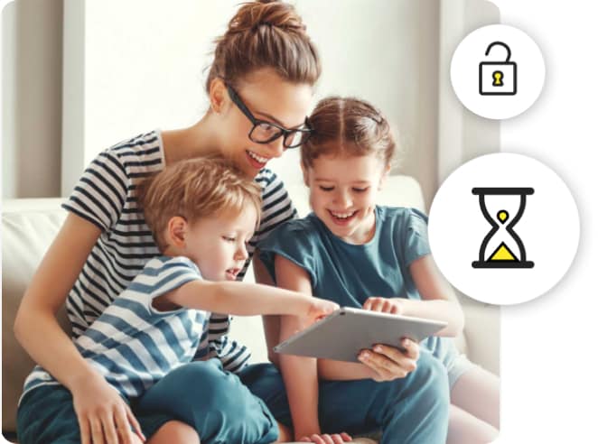Moeder met kinderen die een tablet gebruiken.